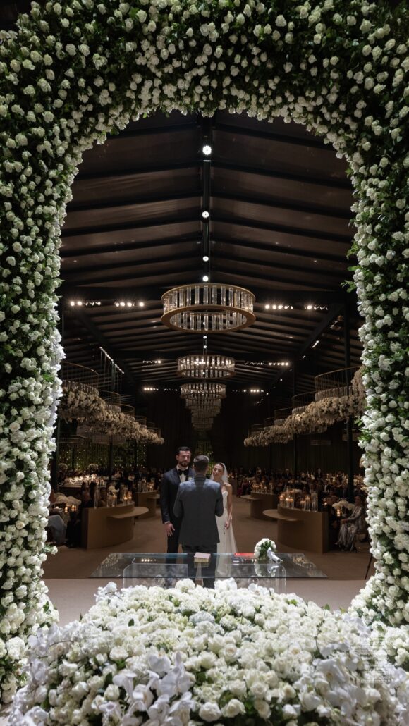 Arco floral utilizado no altar do casamento no Joinville Iate Clube.