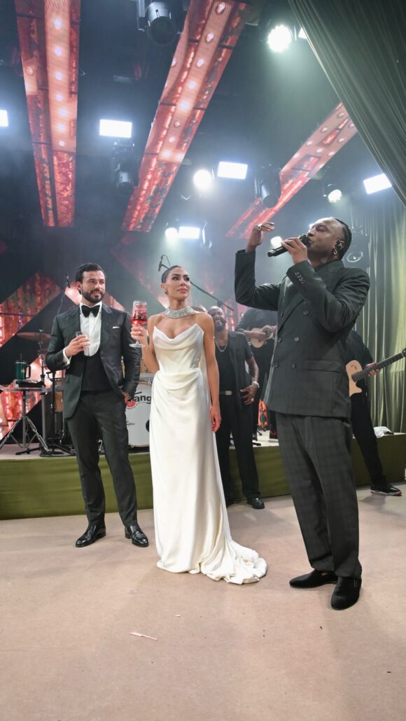 Thiaguinho durante apresentação no casamento de João e Bárbara em Joinville.