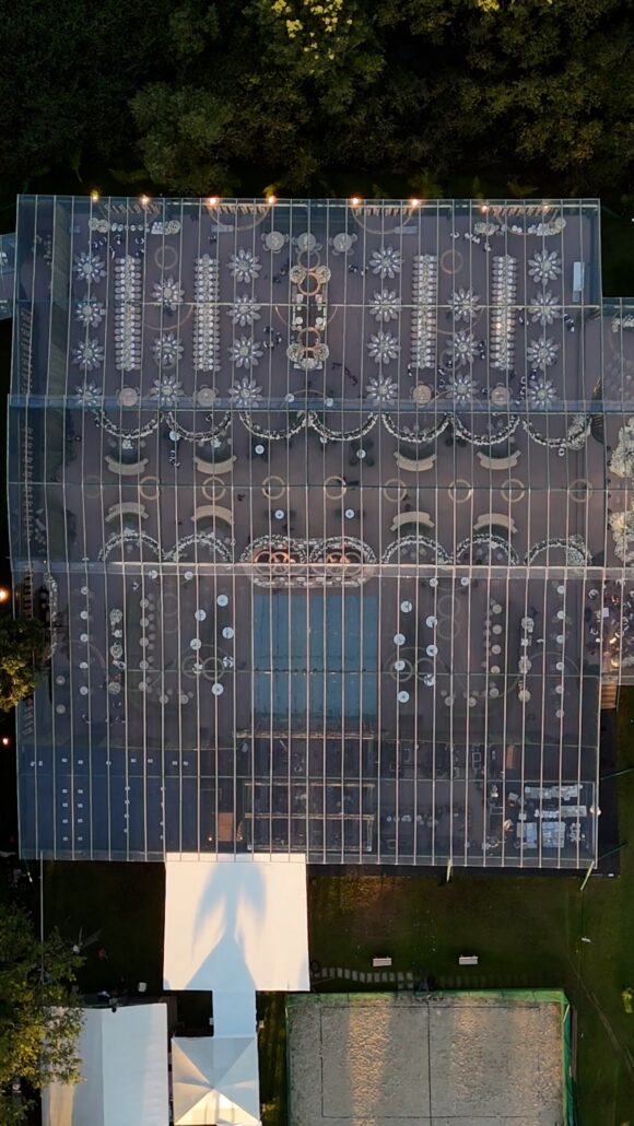 Vista aérea da estrutura do casamento de luxo no Joinville Iate Clube.